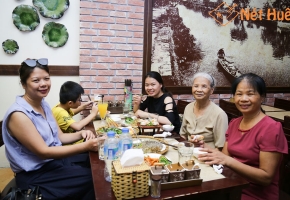 Khách hàng Nét Huế Hàng Bông